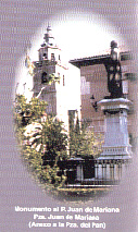Estatua del Padre Juan de Mariana, autor de "La Celestina" con la torre de la Colegial al fondo